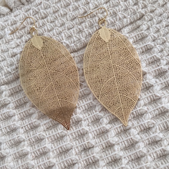 ❗️One Left❗️NWT Gold Leaf Earrings - Picture 2 of 2